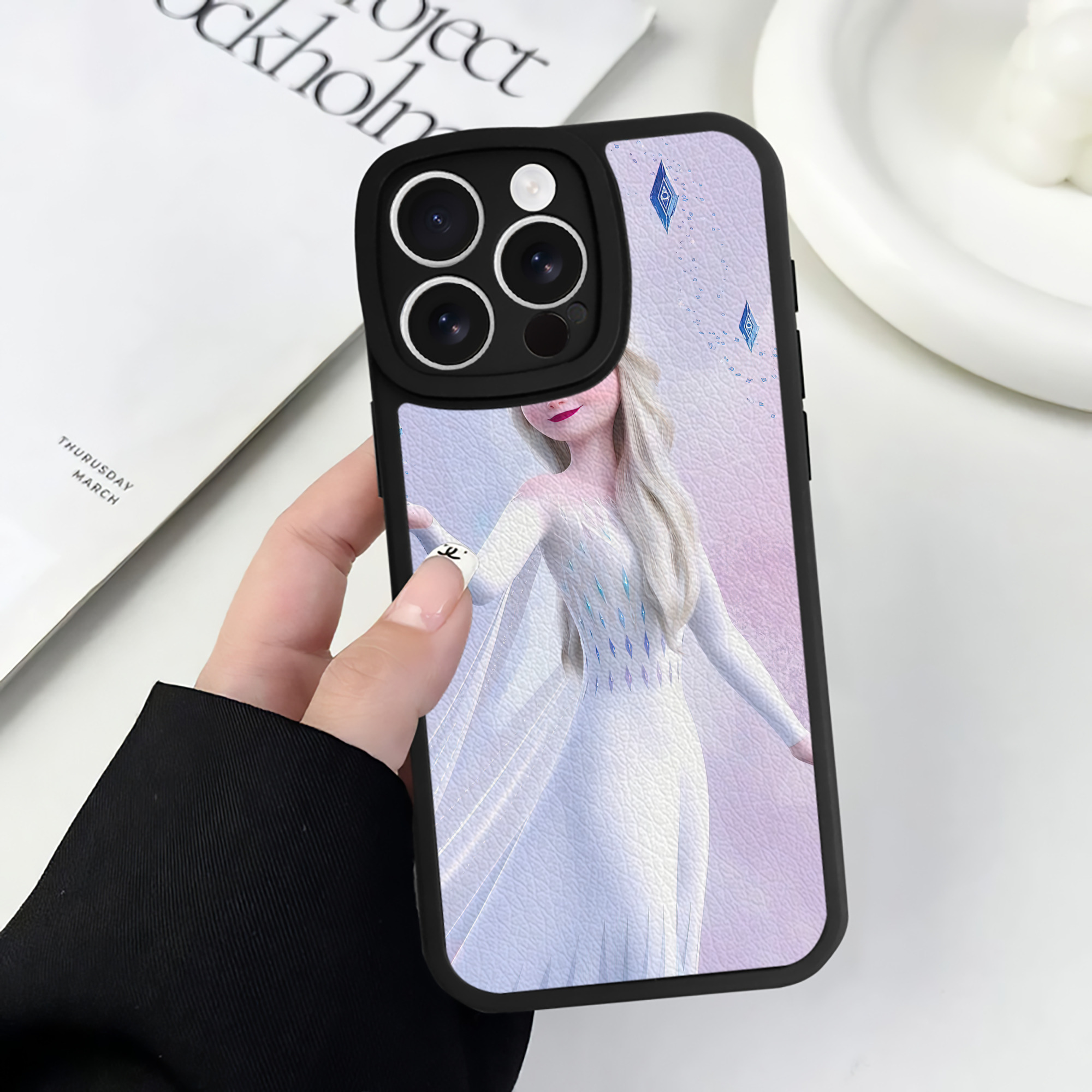 （画像用） アナと雪の女王 アンナ エルサ Frozen Anna Elsa 【iPhone 16シリーズ対応】シリコンスマホケース（レザー調） 材質：シリコン